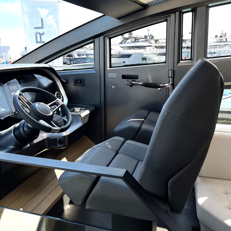 P 455 apache, poltrona per imbarcazioni, rivestita grigia